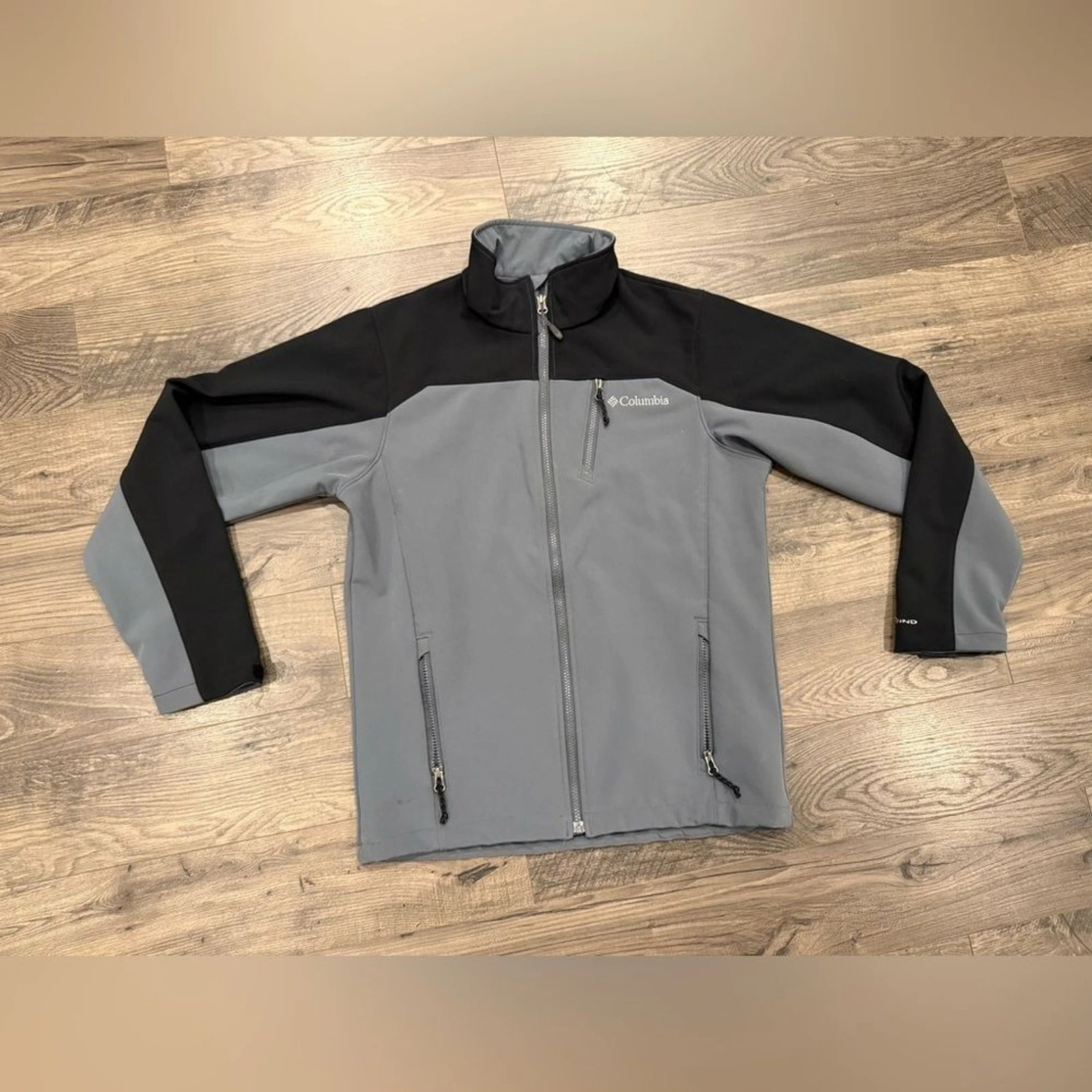 Columbia Men's Soft Shell Omni-Wind Water Resistant Jacket. Size Small.