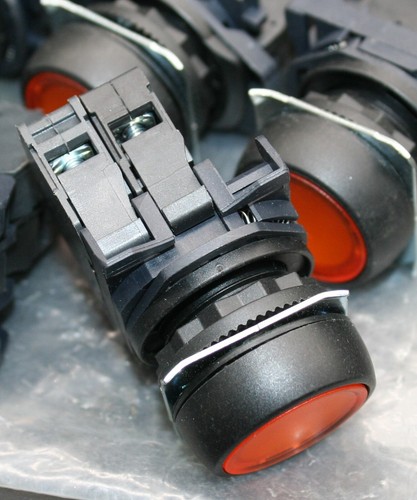 Two (2) Eaton 22.5MM Illuminated Amber Pushbutton 24VDC GOSS FG.5740945-01 NEW - Picture 4 of 7