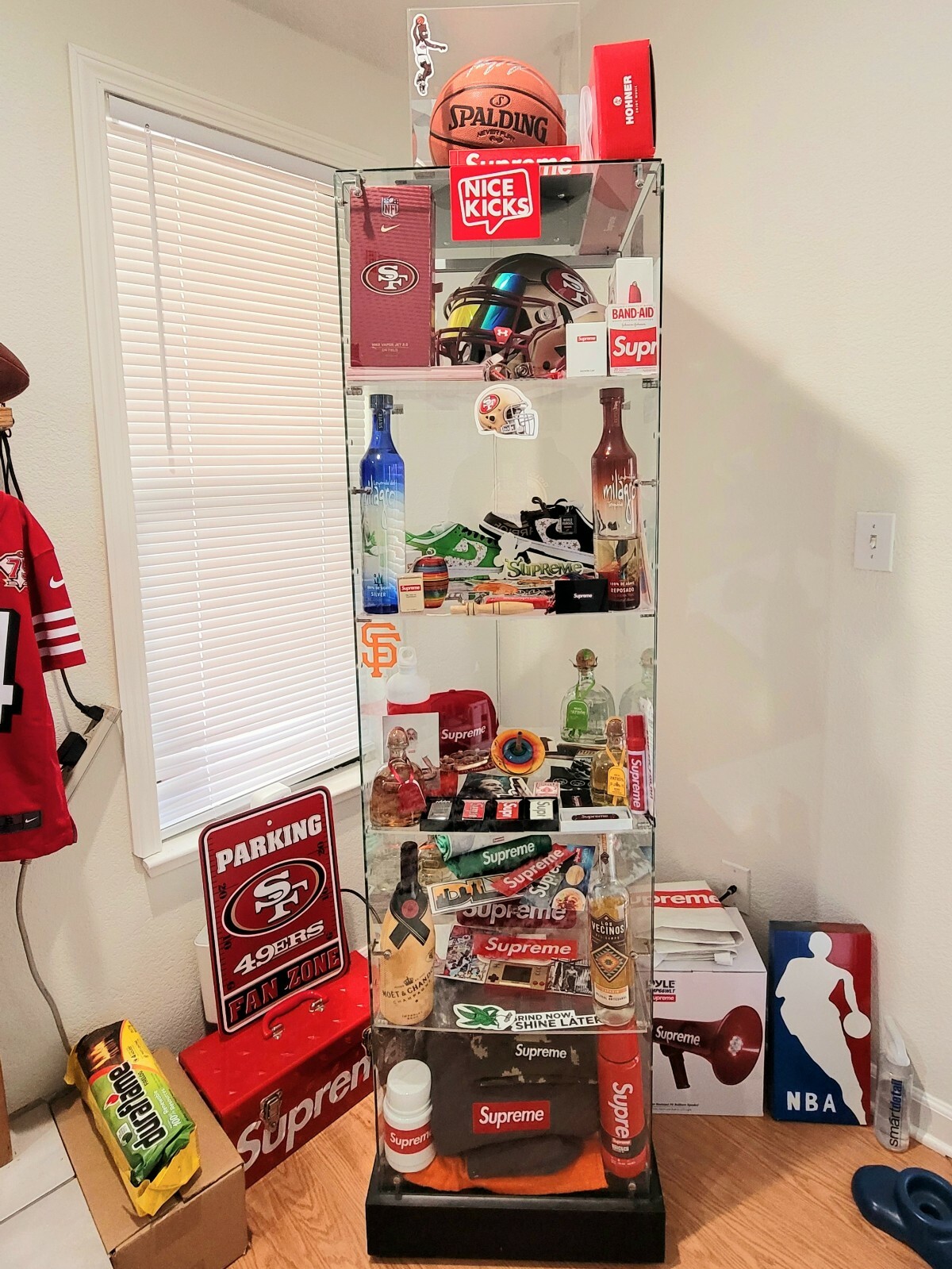 Supreme Accessories Lot Bundle -nike sb kicks two pairs , Bogo, Nike set red.