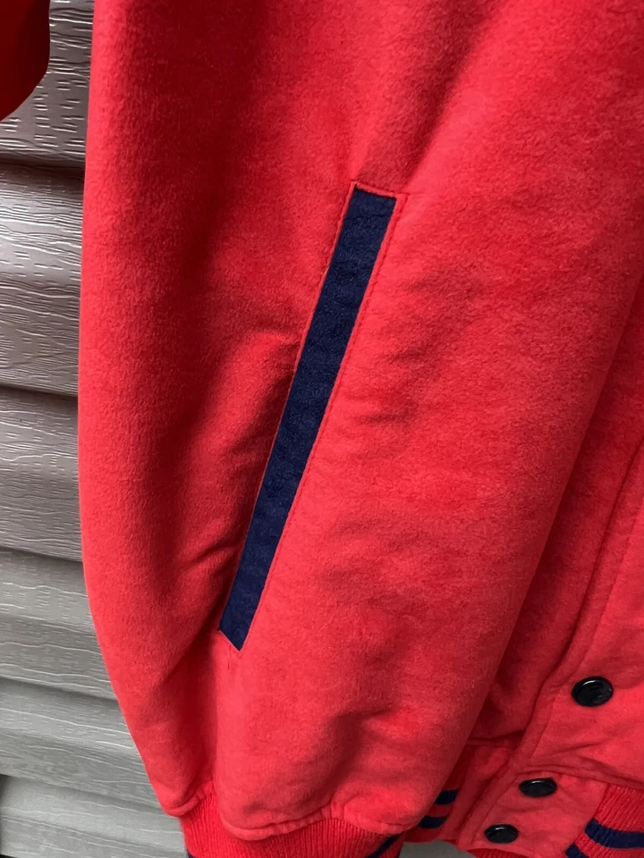 Chaqueta de Pista Universitaria Descente Stadium Unisex Roja Preppy Grande Hombres Mujeres Foto 4 de 4