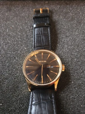 Reloj de pulsera de cuarzo para hombre Nixon The Sentry correa de cuero batería nueva muñeca de 8"  - Imagen 1 de 4
