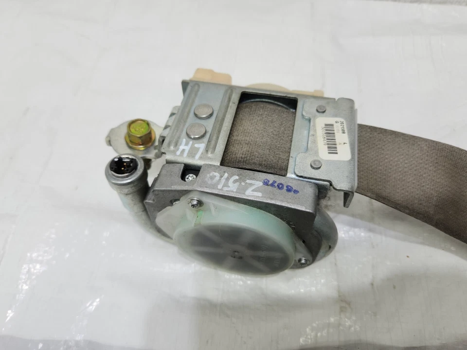 Натяжитель ремня безопасности передний левый со стороны водителя для Infiniti QX56 2004-2006 годов выпуска от оригинального производителя - Изображение 3 из 4