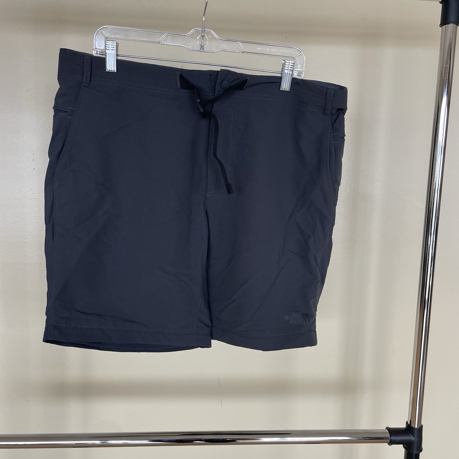 The North Face Mens XL 38 Dark Gray Hiking Shorts with 5 Pockets & Belt