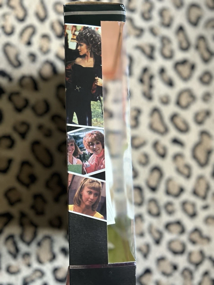 Boneca Barbie como Sandy in Grease edição de colecionador Mattel - Imagem 2 de 4