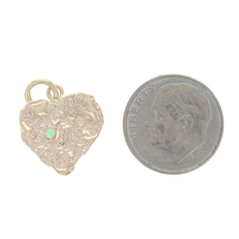 Colgante de dos piedras con corazón de diamantes esmeralda de oro amarillo - Amor redondo de 10 k Foto 3 de 4