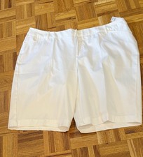 St Johns Bay Shorts Womens Sz 24W White 4 pocket Flat Front Bermuda Shorts, NWT