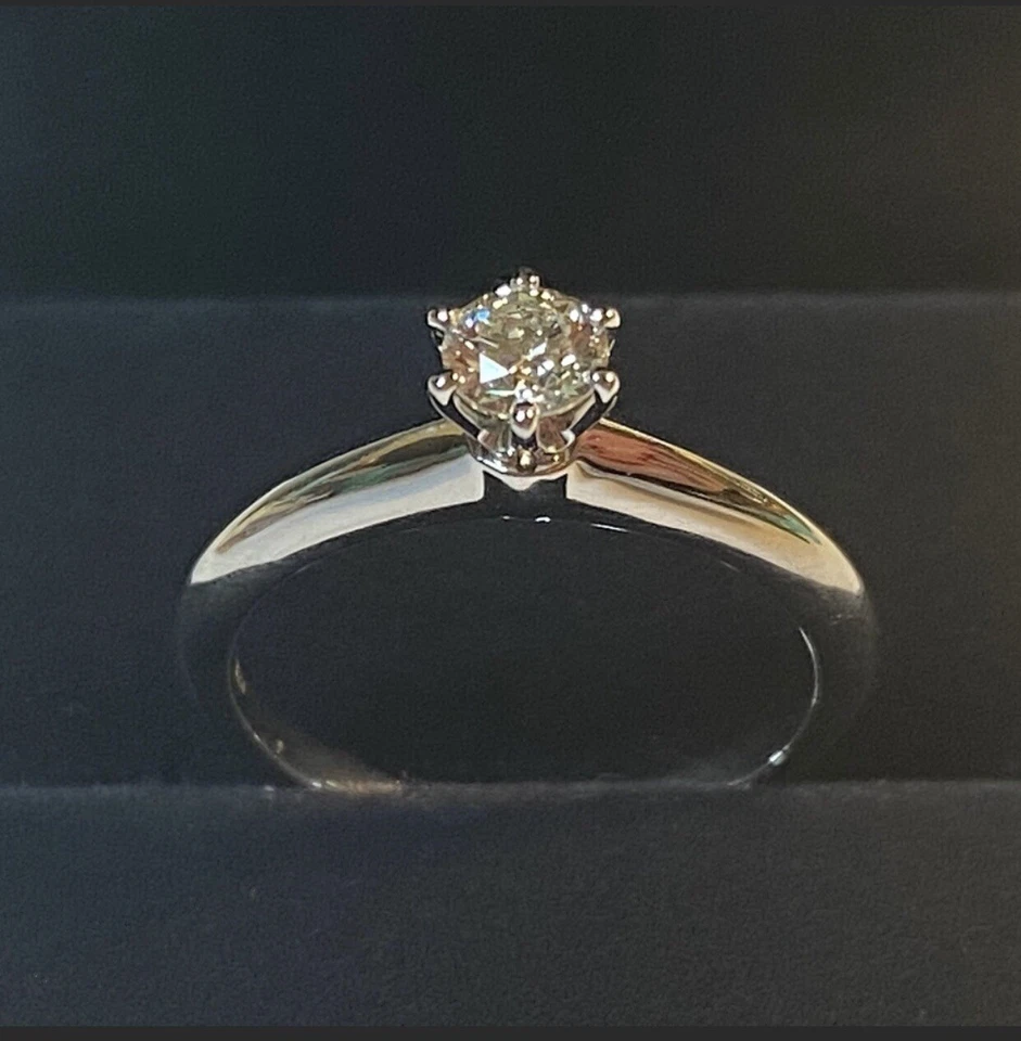 Tiffany & Co. Anillo de compromiso solitario diamante 0,22 platino Foto 2 de 4