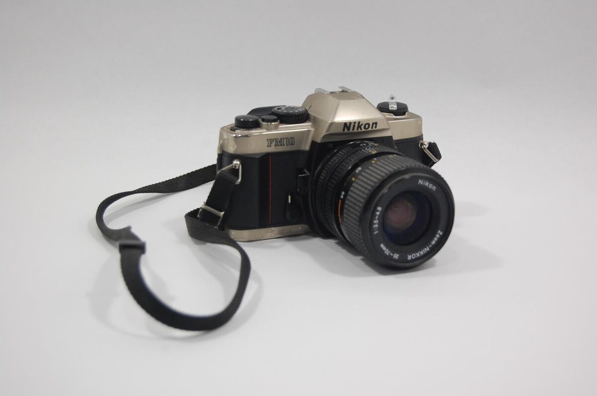 Read Nikon FM-10 SLR Camera with 35-70mm 1:5-4.8 Zoom Lens Read Nikon FM-10 SLR Camera with 35-70mm 1:5-4.8 Zoom Lens