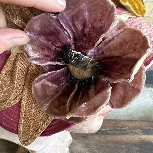 Antiguo tocado de flores de terciopelo rosa y seda púrpura de los años 20 Cloche vintage - Imagen 4 de 17