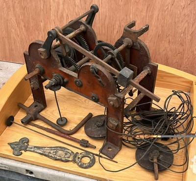 Antike REVOLVERUHR Uhrwerk funktioniert stabile Turmuhr RAR Gusseisen zum restaurieren
