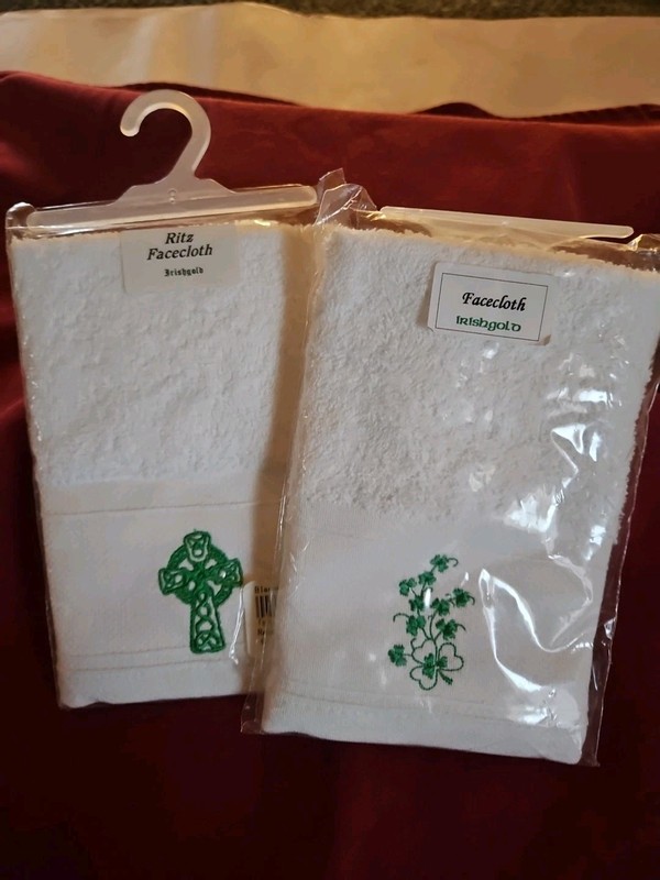 IRISH SYMBOLS ON WHITE FACECLOTHS CELTIC CROSS AND SHAMROCK DESIGNS COTTON , NEW