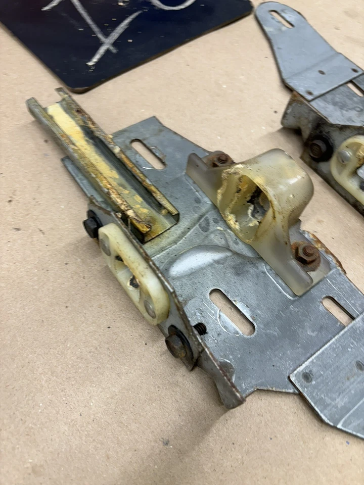 1968 1972 CHEVELLE GTO CUTLASS GS DOOR WINDOW REGULATOR TRACKS SLIDERS SETUP SET - Image 4 of 4