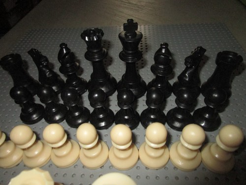 TAICO CHESS SET WITH GREEN FELT BOTTOMS--COMPLETE 32 PIECES--BLACK/IVORY--EUC - Picture 4 of 5