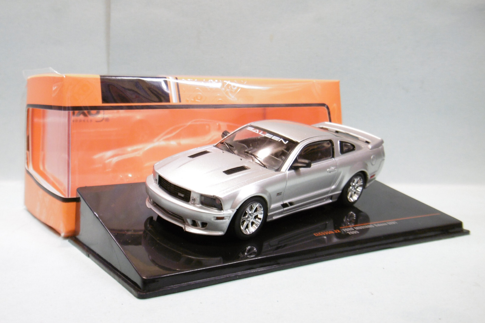 Voiture miniature Ford Mustang Saleen S281 2005 Ixo 1/43 gris métallisé CLC535N