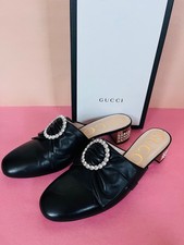RARO Mules Gucci in pelle nera con fiocco impreziosito da cristalli. Prezzo consigliato: £ 960. 39.5/UK6.5