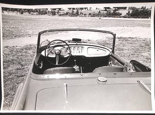 Photo set WA NW HIPPIE KID & DAIMLER SP250 CONVERTIBLE SPORTS CAR roadster 1971 - 第 5/5 張圖片