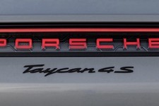 Original Porsche Taycan 4S Emblem hinten matt schwarz OEM 9J104480008OK1 Original Porsche Taycan 4S Emblem hinten matt schwarz OEM 9J104480008OK1