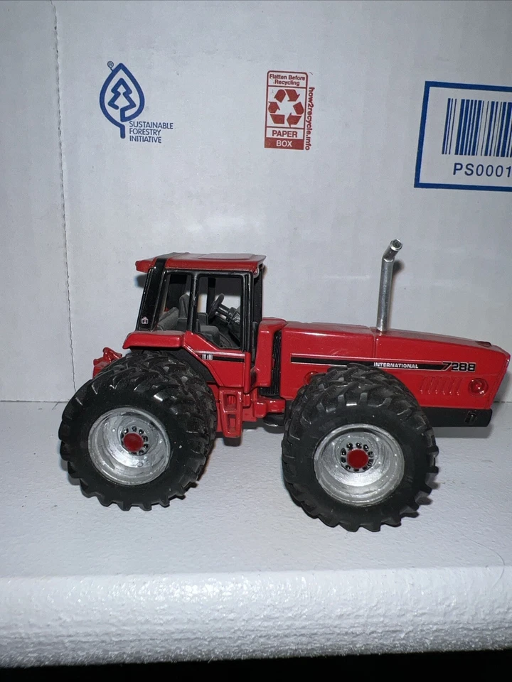 ERTL 1/64  7288 IH International Custom - Image 4 of 4