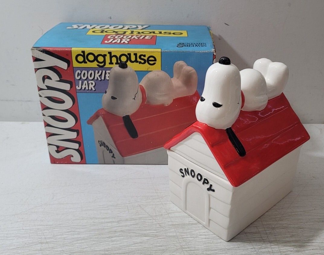 Vintage Snoopy Doghouse Ceramic Cookie Jar Benjamin & Medwin With
