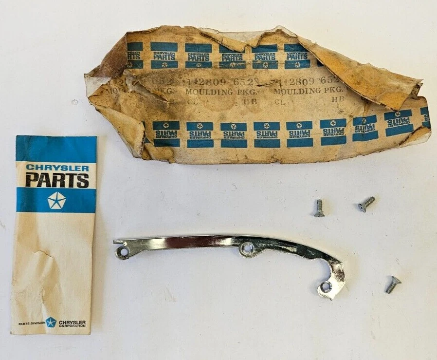 1967 Chrysler Front Right Fender Top Bumper Outline Chrome Molding 2809652 NOS. - Image 3 of 4