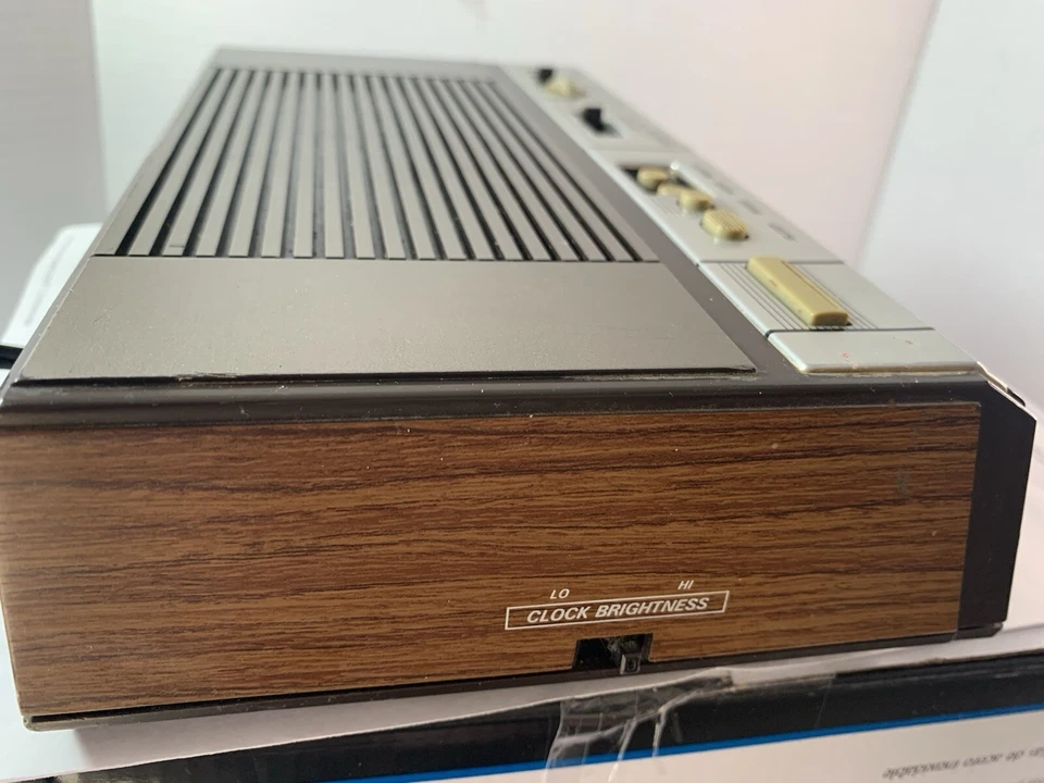 Rádio relógio AM FM GE vintage grão de madeira modelo 7 4646A. Funciona perfeitamente - Imagem 3 de 4