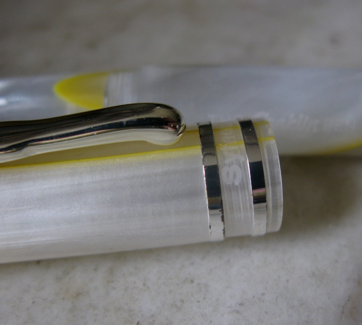 Stylo Plume Conklin Symetrik Résine Marbrée Nacrée Et Jaune - Plume Or 14 Carats - Occasion