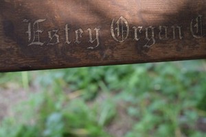 1886 ESTEY ORGAN CO BALTIMORE MARYLAND USA NAMEPLATE SIGN 5 OCTAVE PUMP REED OLD