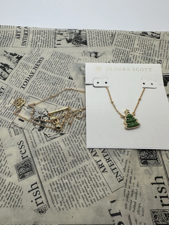 Colar pingente curto dourado árvore de férias Kendra Scott em quartzito verde - Imagem 2 de 3