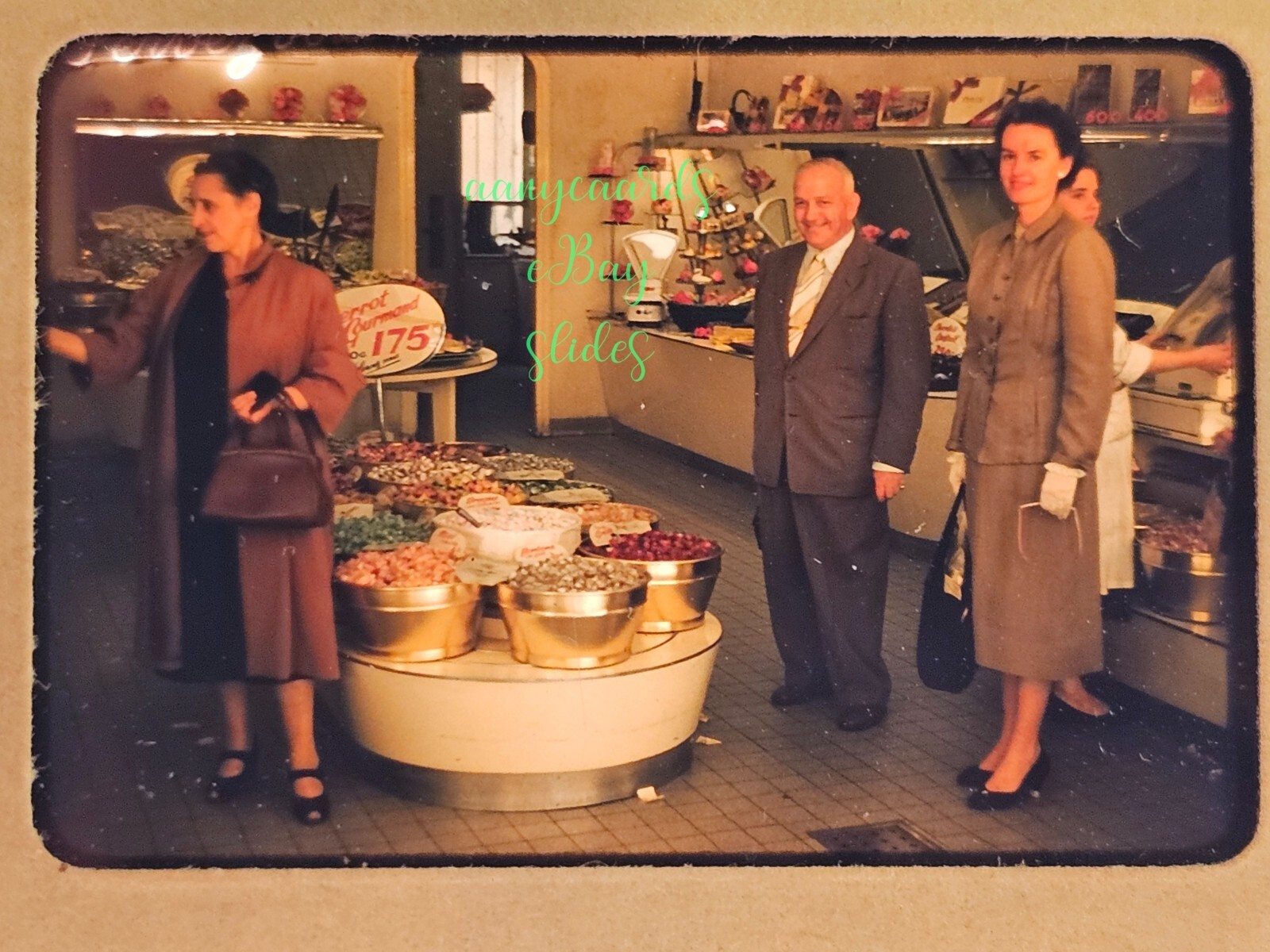 Madrid España 1956 tienda de dulces autoservicio pareja mayor y mujer más joven