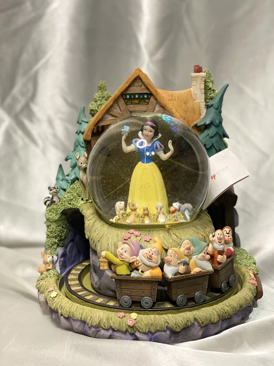 Disney SNOW WHITE & SEVEN DWARVES large Music SNOW GLOBE collectible
