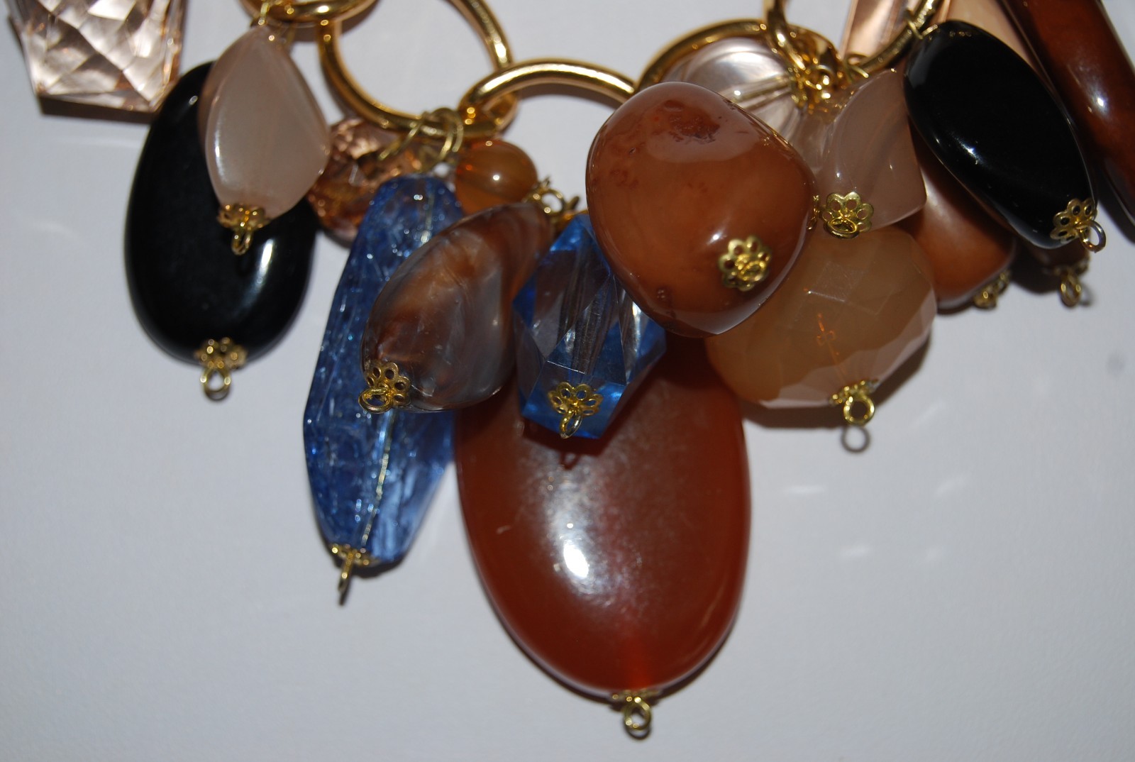 WONDERFUL GOLD TONED METAL & MULTICOLORED ACRYLIC BEAD CHARMS STATEMENT NECKLACE