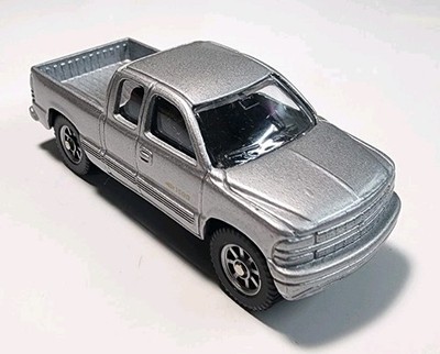 Maisto Speed Wheels 1999 Silver Chevy Silverado 1500 1/64 Diecast Pickup Truck