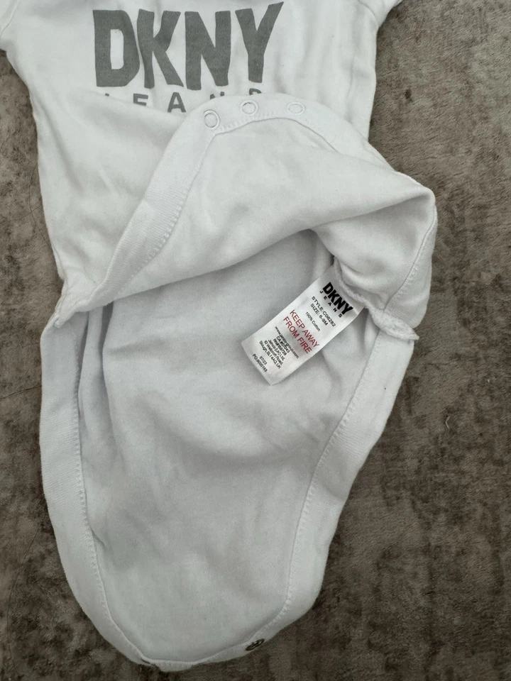 Body de bebé DKNY blanco vintage nunca usado - 6-9 meses 100 % algodón de una pieza Foto 4 de 4