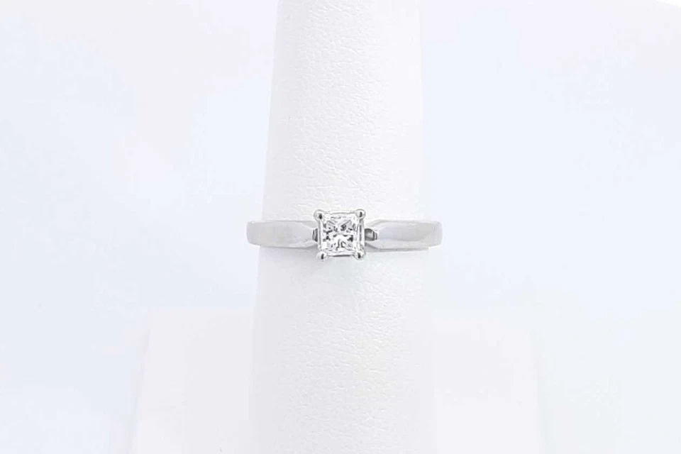 0.20 Cttw Diamond Ring In 14k White Gold 2.9 Grams Size 6.5 Eb1124oxzdu