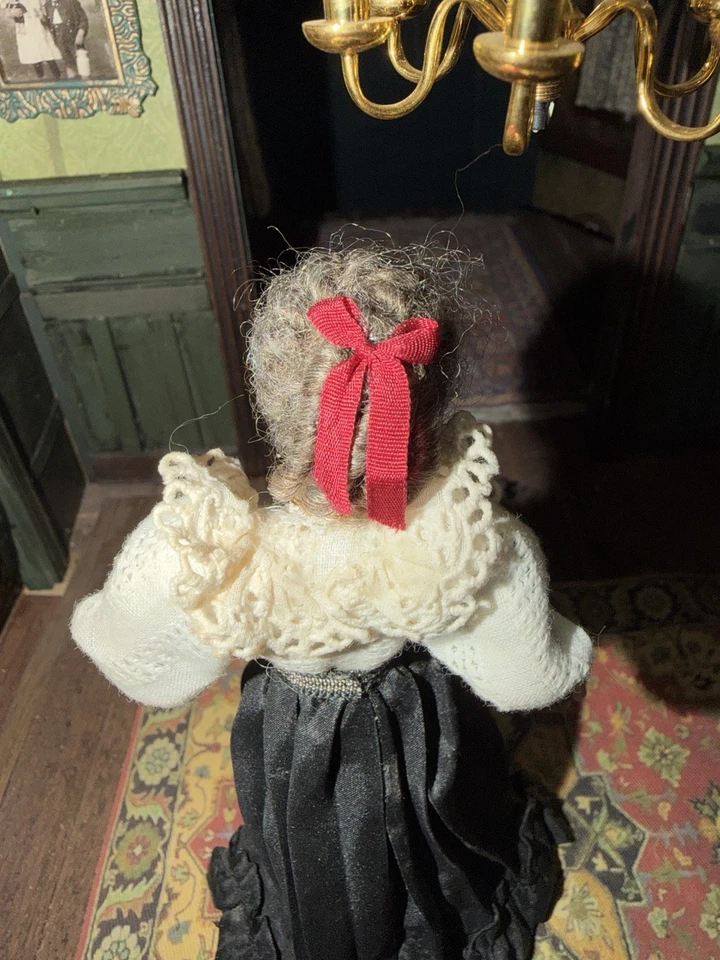 Muñeca espeluznante para casa de muñecas 1:12 de Halloween Foto 3 de 4