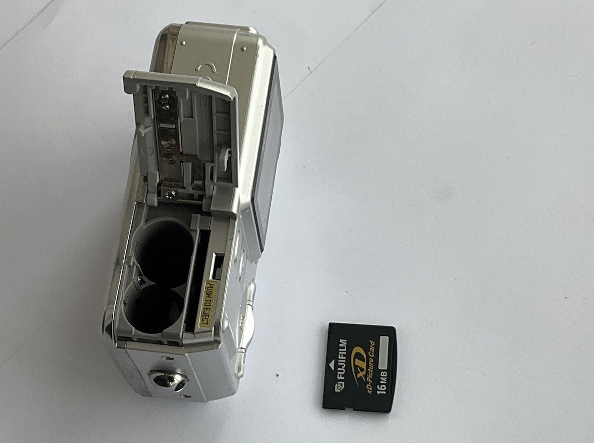Fujifilm FinePix A345 4.1MP Digital Camera & 16MB xD Card Uses 2 