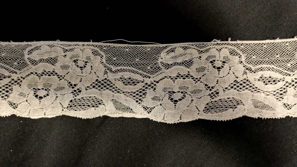 Dentelle ancienne, 2 Bandes Motif Floral Festonné, 2 X 1,70 cm x 6 cm - Photo 2/4