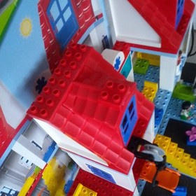 LEGO DUPLO Large City Hospital 5795 111 Pieces Ages 2-5 Medical Vers.