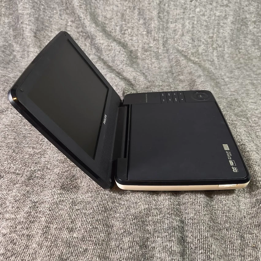 Портативный DVD-плеер Philips 7 дюймов PD700/37 без адаптера питания или пульта дистанционного управления протестирован - Изображение 2 из 4