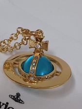 Vivienne Westwood- Grand collier 3D Orbe bleu plaqué or avec des cristaux .