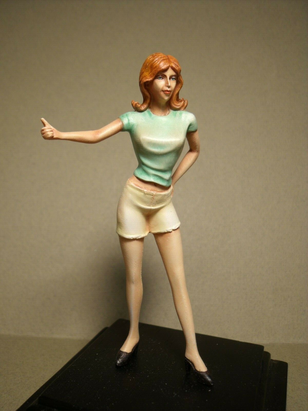 Figurine Annie 1/18 pour créer un diorama automobile personnalisé - 2