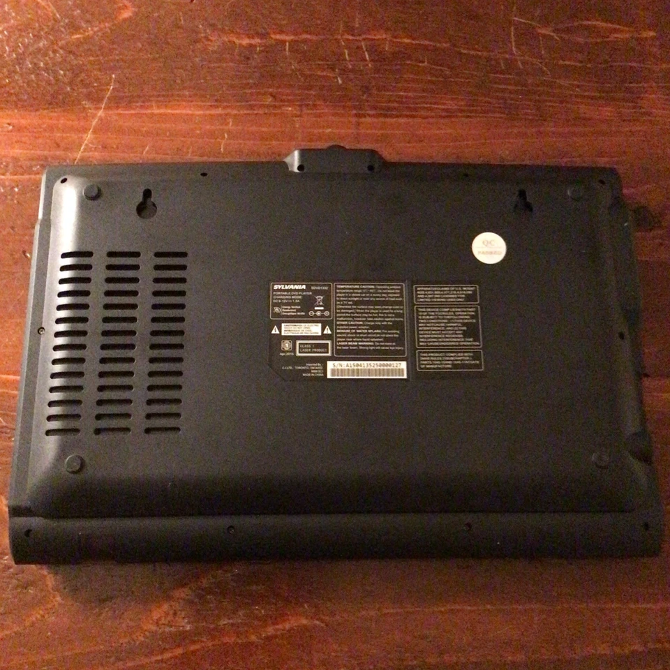 Reproductor de DVD portátil con pantalla giratoria Sylvania SDVD1332 Foto 4 de 4