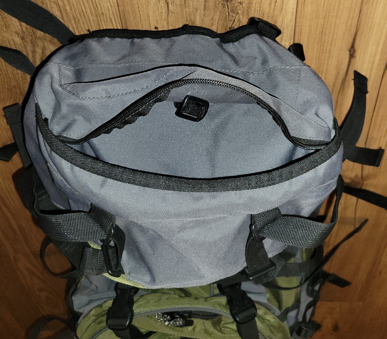 Hi-Tec Nova 65 Hiking Camping Backpack Padded With Internal Frame  Green 