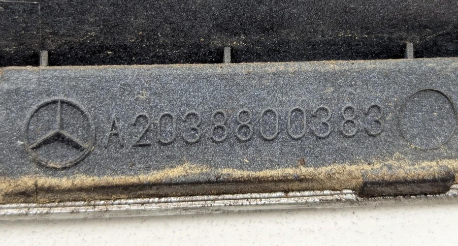 Mercedes-Benz C230 2002-2005 cupé capó delantero rejilla Foto 2 de 4