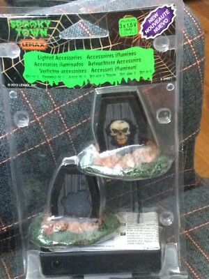 LEMAX SPOOKY TOWN SET OF 2 LIGHT UP PICTURE MIDDLE COFFIN TOMBSTONES W ADAPTER 