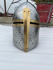 Elmetto cavaliere templare grande elmo crociato medievale con design a croce ...