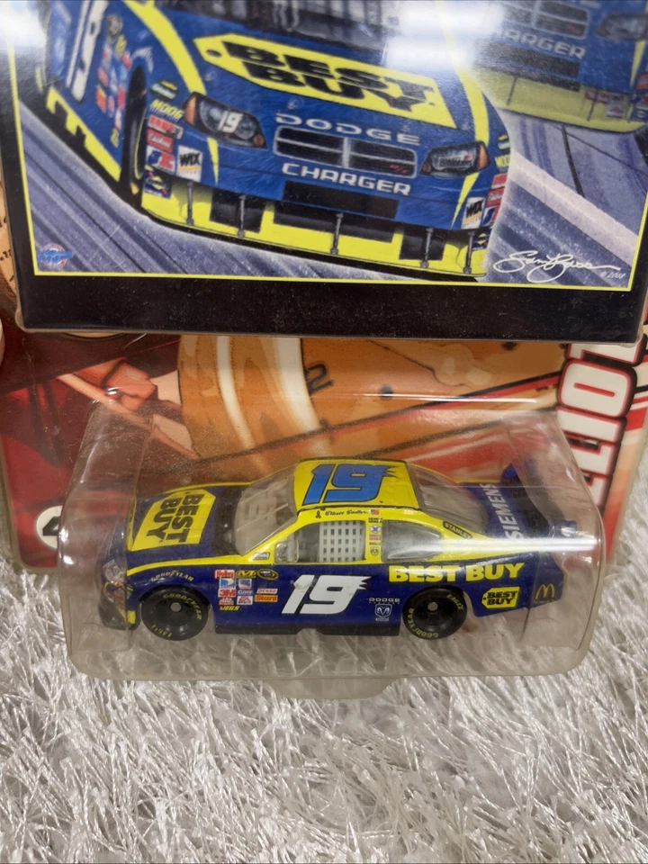 Elliott Sadler Best Buy #19 vencedor círculo fundido em escala 1/64 - Imagem 4 de 4