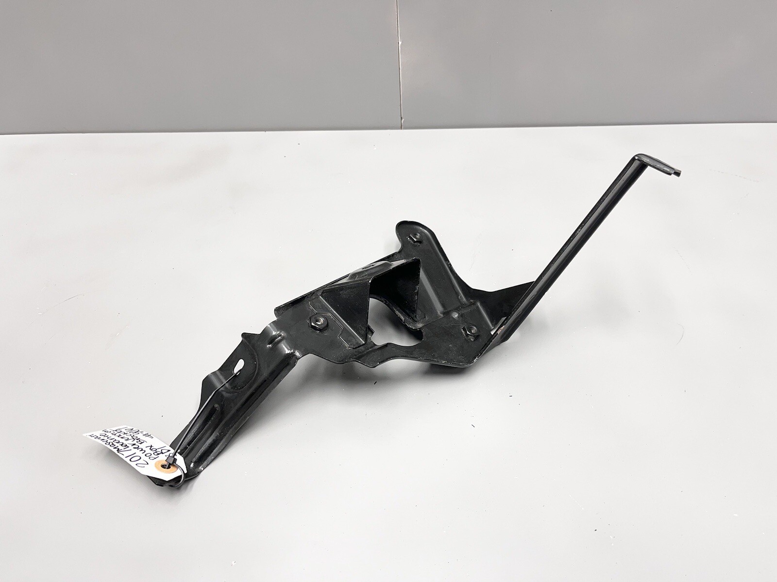 Maserati Levante 2017-2020 Power steering reservoir bracket