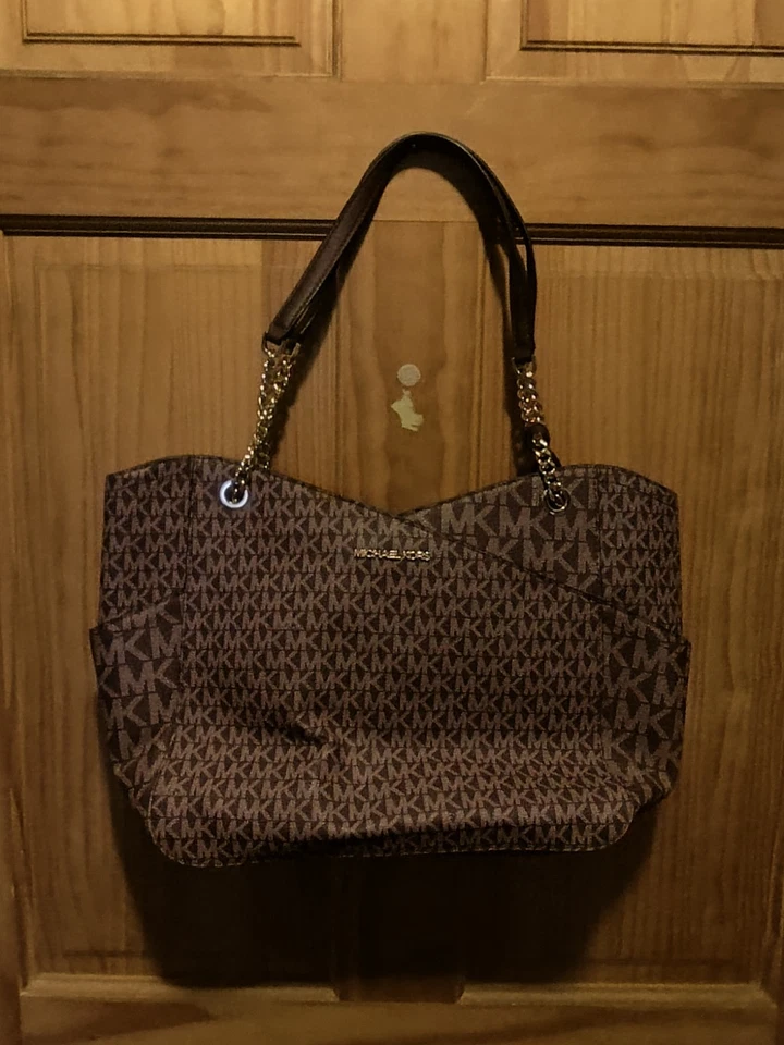 Bolso de hombro grande marrón con logotipo de viaje Michael Kors Jet Set cadena dorada Foto 2 de 4