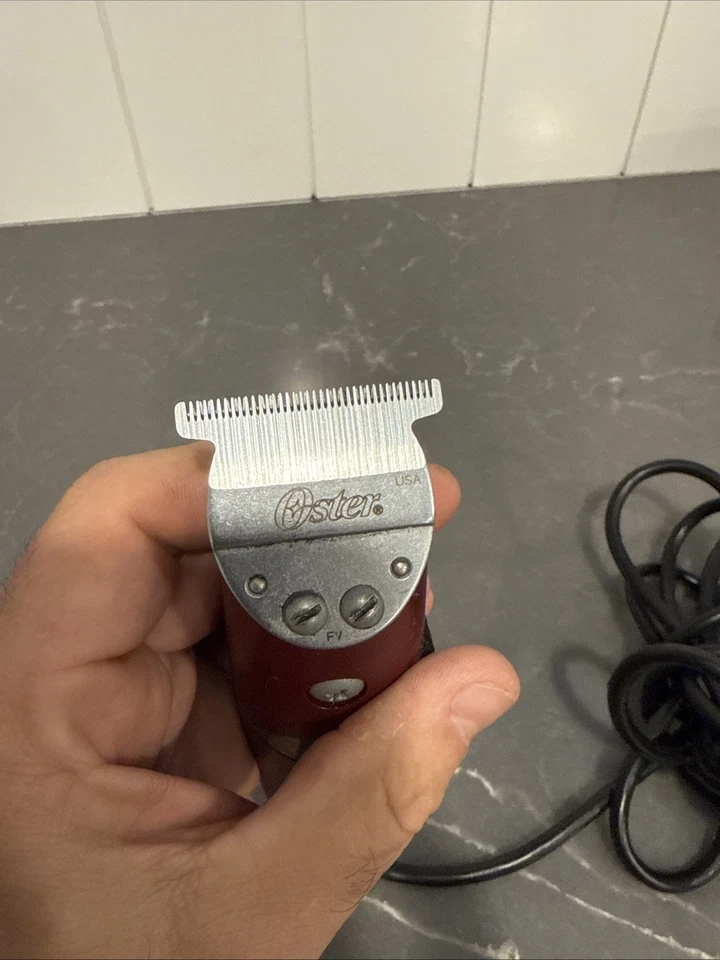 Recortadora de pelo Oster con acabado en T - roja Foto 3 de 3